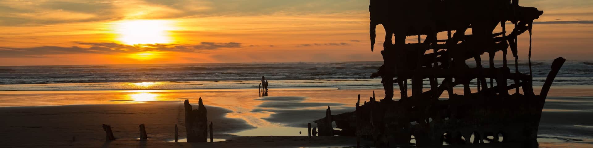 Sunrise on the Fort Stevens beach with the shipwreck Peter Iredale