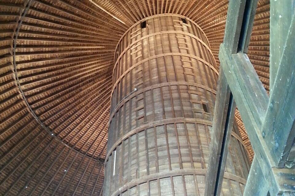 Una gran estructura cilíndrica con techo de celosía de madera.