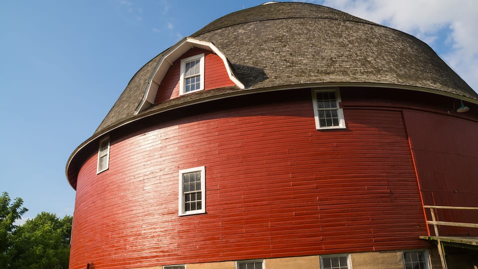 Round red barn in Illinois.