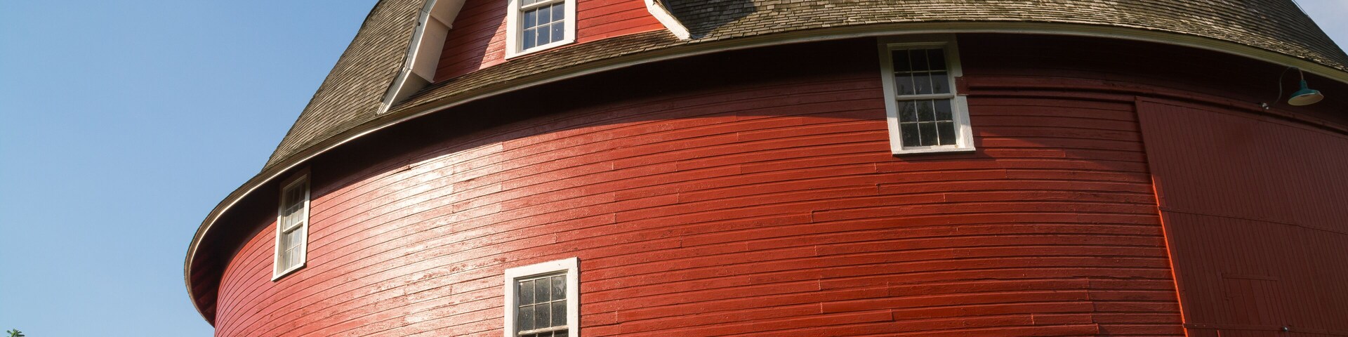 Round red barn in Illinois.