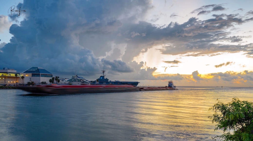 Barge coming into port