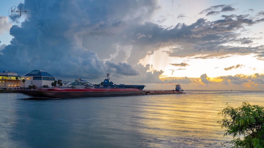 Barge coming into port