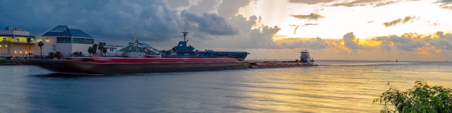 Barge coming into port