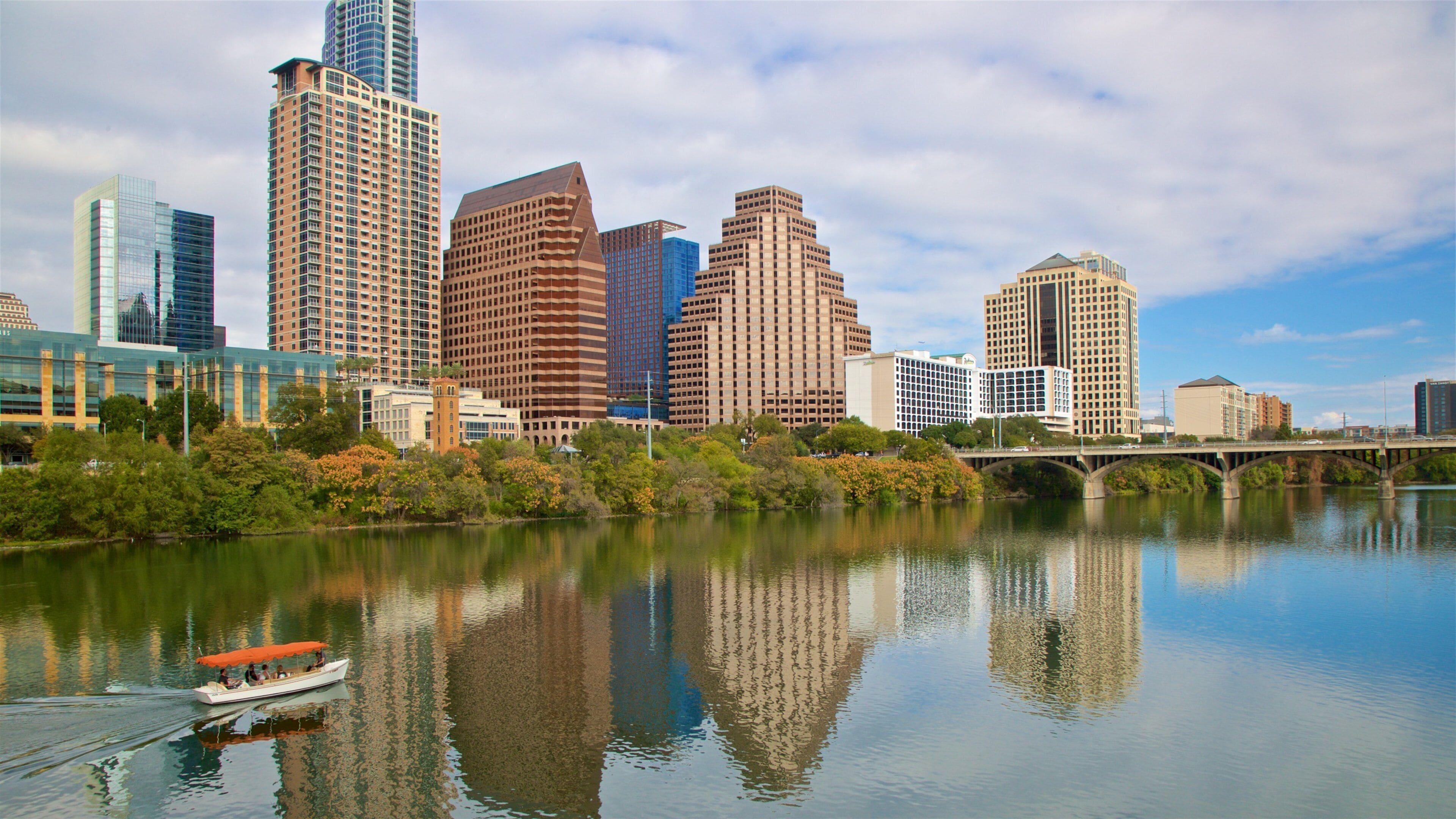 Hill Country mostrando un río o arroyo, paseos en lancha y una ciudad