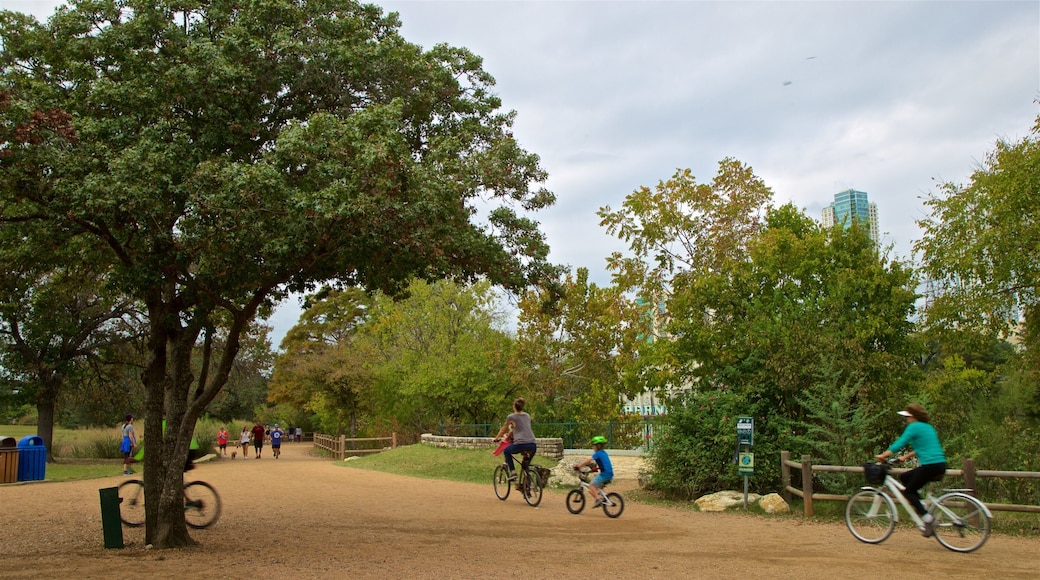 希爾鄉 设有 花園 和 騎自行車 以及 家庭