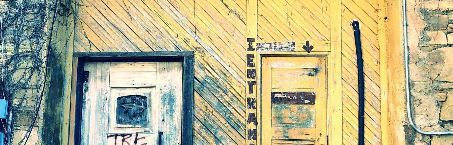 It would be neat to explain the history of this place, it’s origin or any background for that matter. But I could not find anything. We stumbled upon these two small doors in a dead end alley.