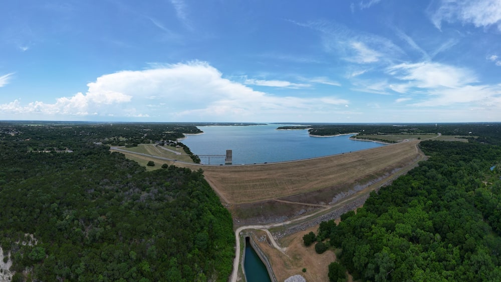 Belton Lake is a U.S. Army Corps of Engineers reservoir on the Leon River in the Brazos River basin, 5 miles (8 km) northwest of Belton, Texas.