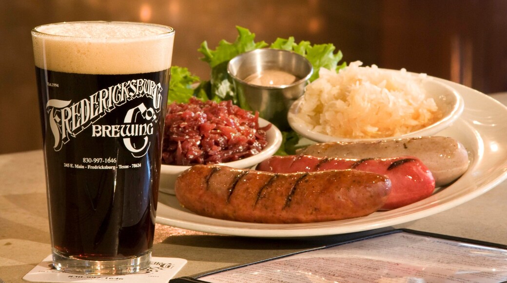 Fredericksburg showing interior views, drinks or beverages and markets