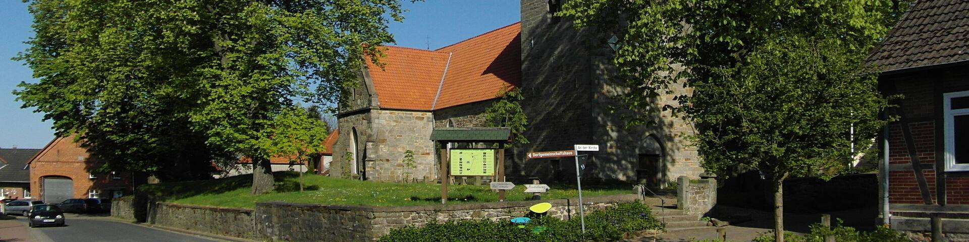 Naturdenkmal ND-H 19. Ensemble aus 4 großen alten Roßkastanien, die eine besondere Ortsbildwirkung durch ihre Anordnung rund um die Kirche in Holtensen erzielen.