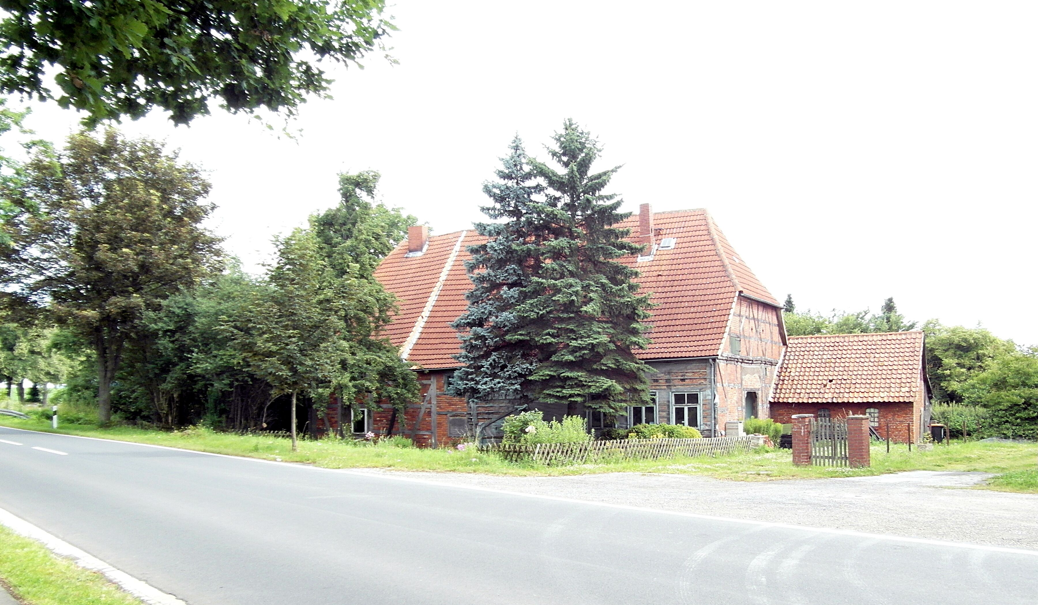 Hofanlage an der früheren B217 in Evestorf; Foto vom Radweg gegenüber aus