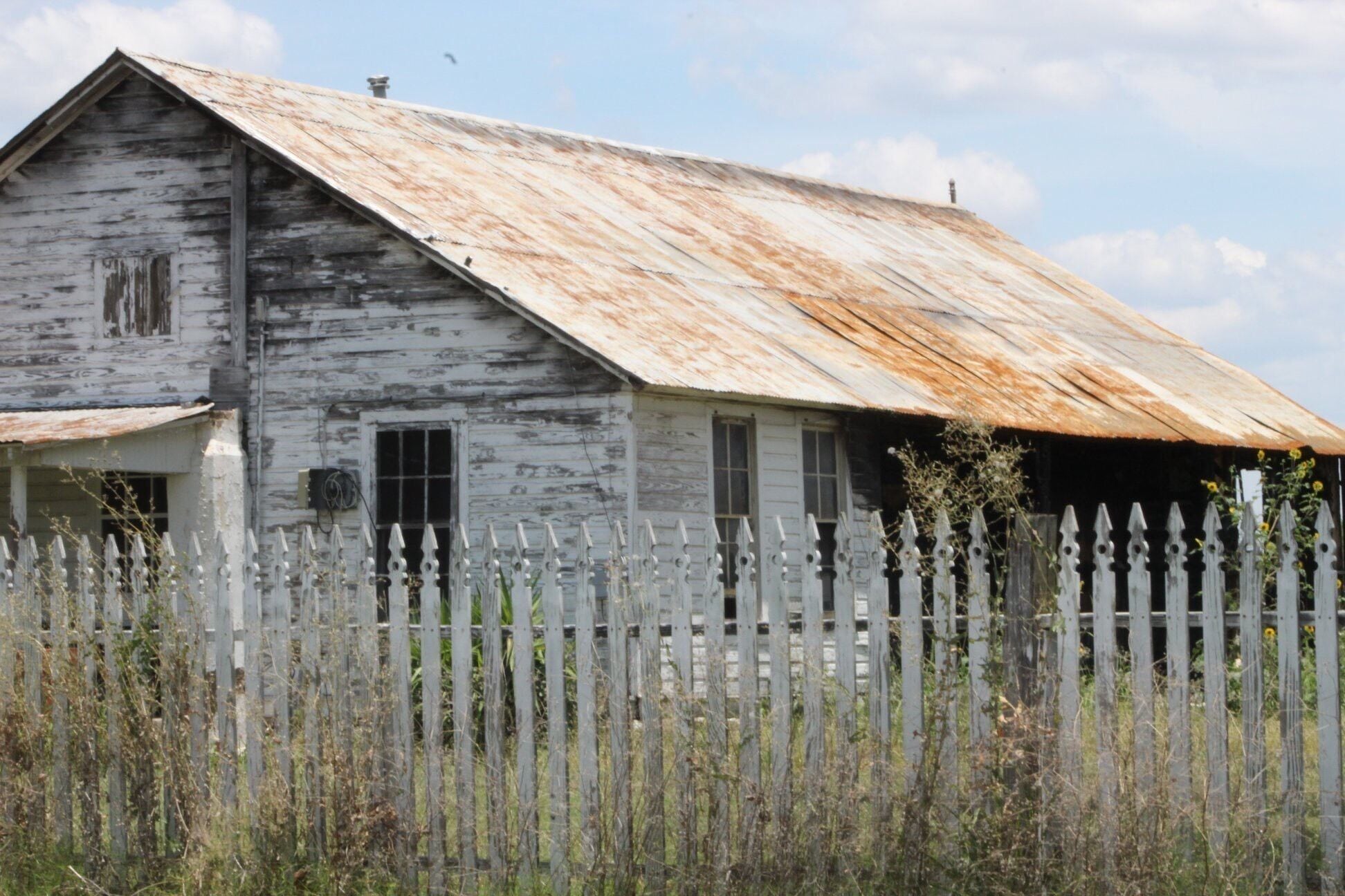 Just driving around an old part of town and spotted this old place. Looks like it hold lots of memories.