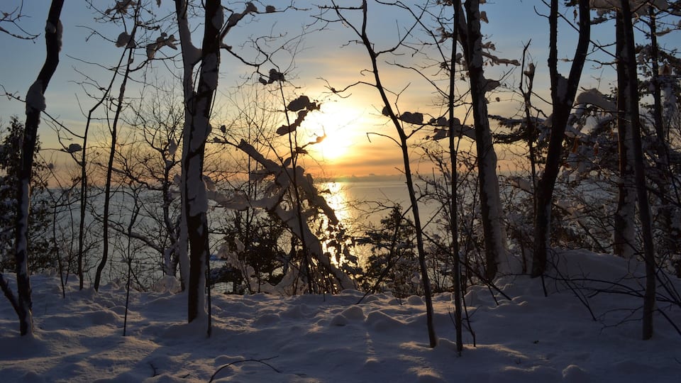 Petoskey caracterizando uma praia de areia, paisagens litorâneas e um pôr do sol