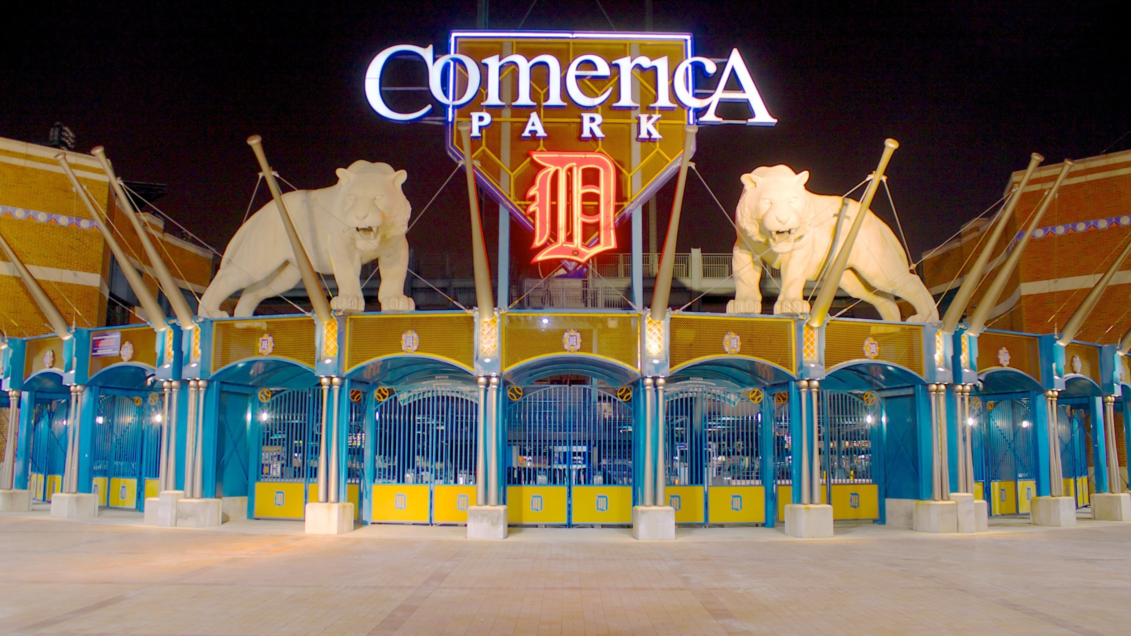 Der Eingang zum Comerica Park mit zwei weißen Bullstatuen auf dem Bogen.