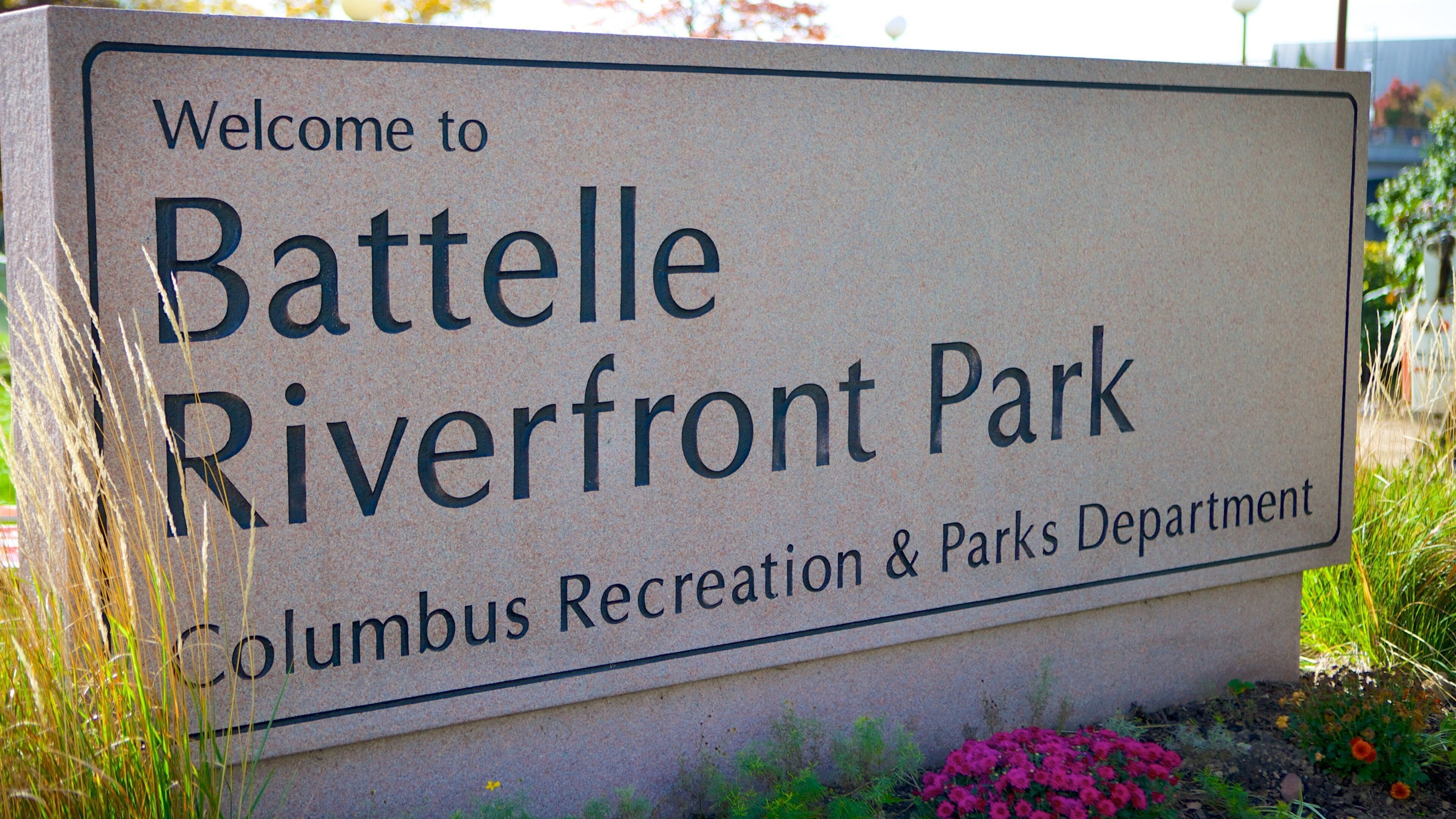 Santa Maria featuring a garden and signage