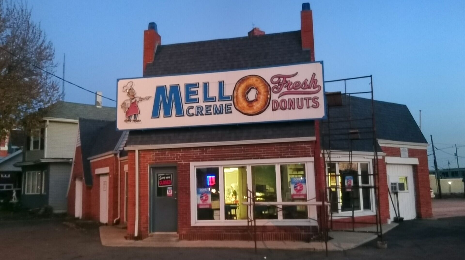 Cool looking old school donut shop. Too bad it wasn't open as I passed through. Maybe next time...