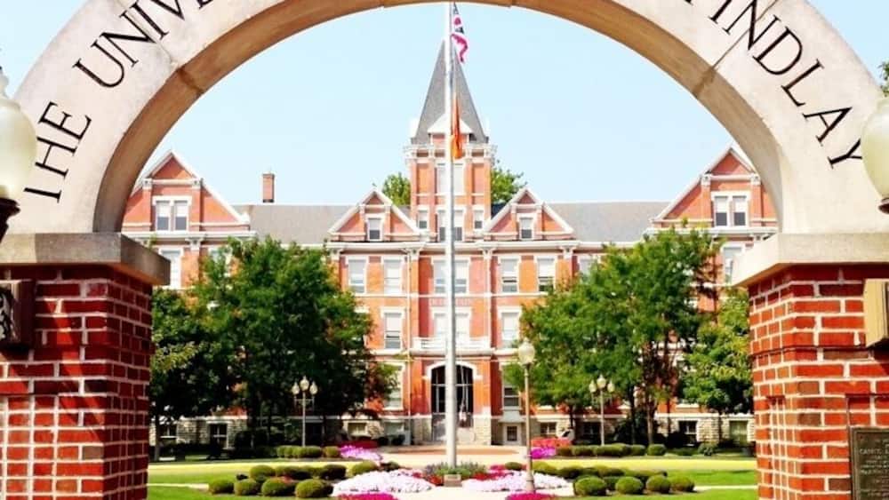 Un arc d’entrée portant l’inscription « Université de Findlay, fondée en 1882 », qui mène à un bâtiment.