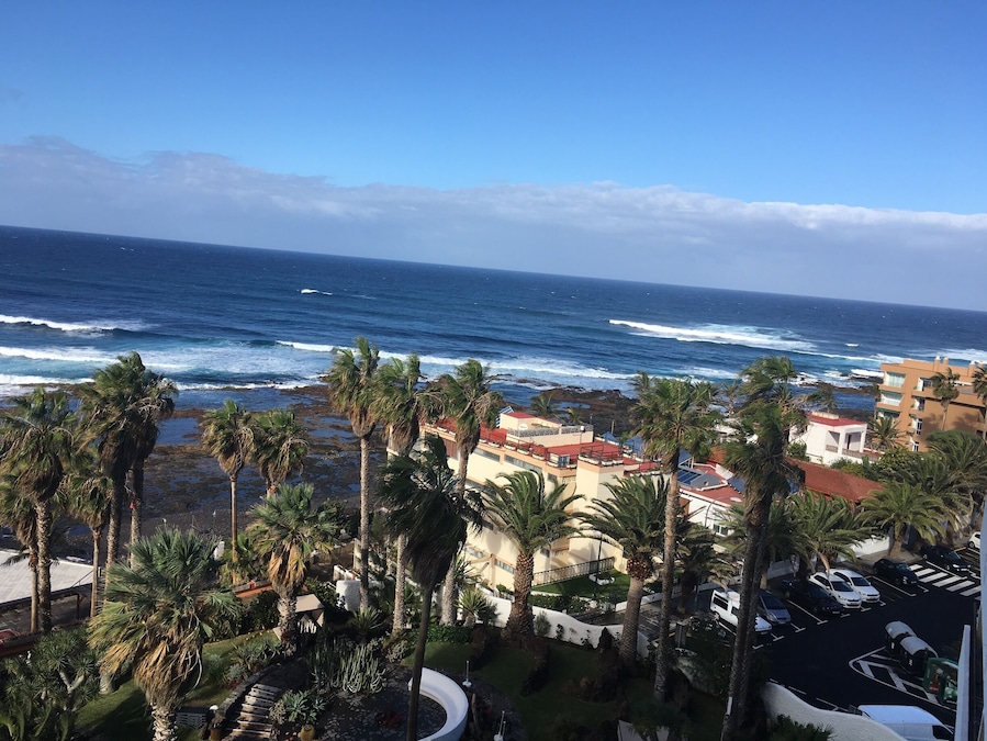 Spent a healthy weekend at Oceano with daily Ayurvedic healing treatments, combined with yoga and meditation and loads of vitamin sea 😊.
#BeachTips
#BVSBlue
#AboveItAll!
https://angelasaran.wordpress.com/2018/02/03/oceana-wellness-oasis-in-tenerife/
