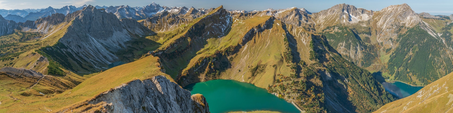 Una cordillera con un lago enclavado en un valle.