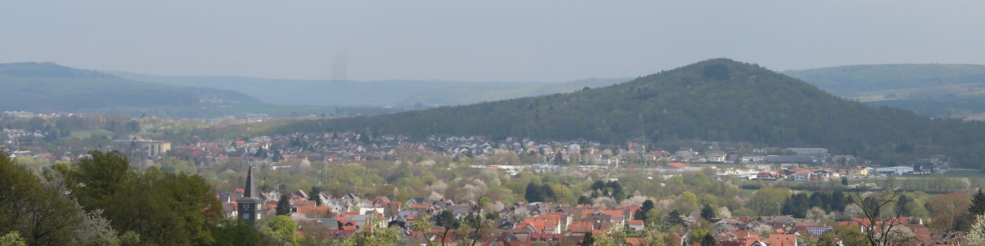 Wißmar in Obstwiesen und Lollarkopf mit Lollar jenseits der Lahnaue