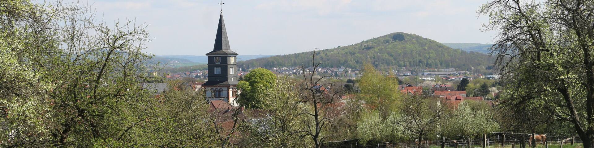 Ev. Kirche Wißmar; rechts der Lollarer Kopf; Hinter dem Turm das Lahntal flußauswärts