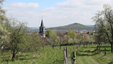 Ev. Kirche Wißmar; rechts der Lollarer Kopf; Hinter dem Turm das Lahntal flußauswärts