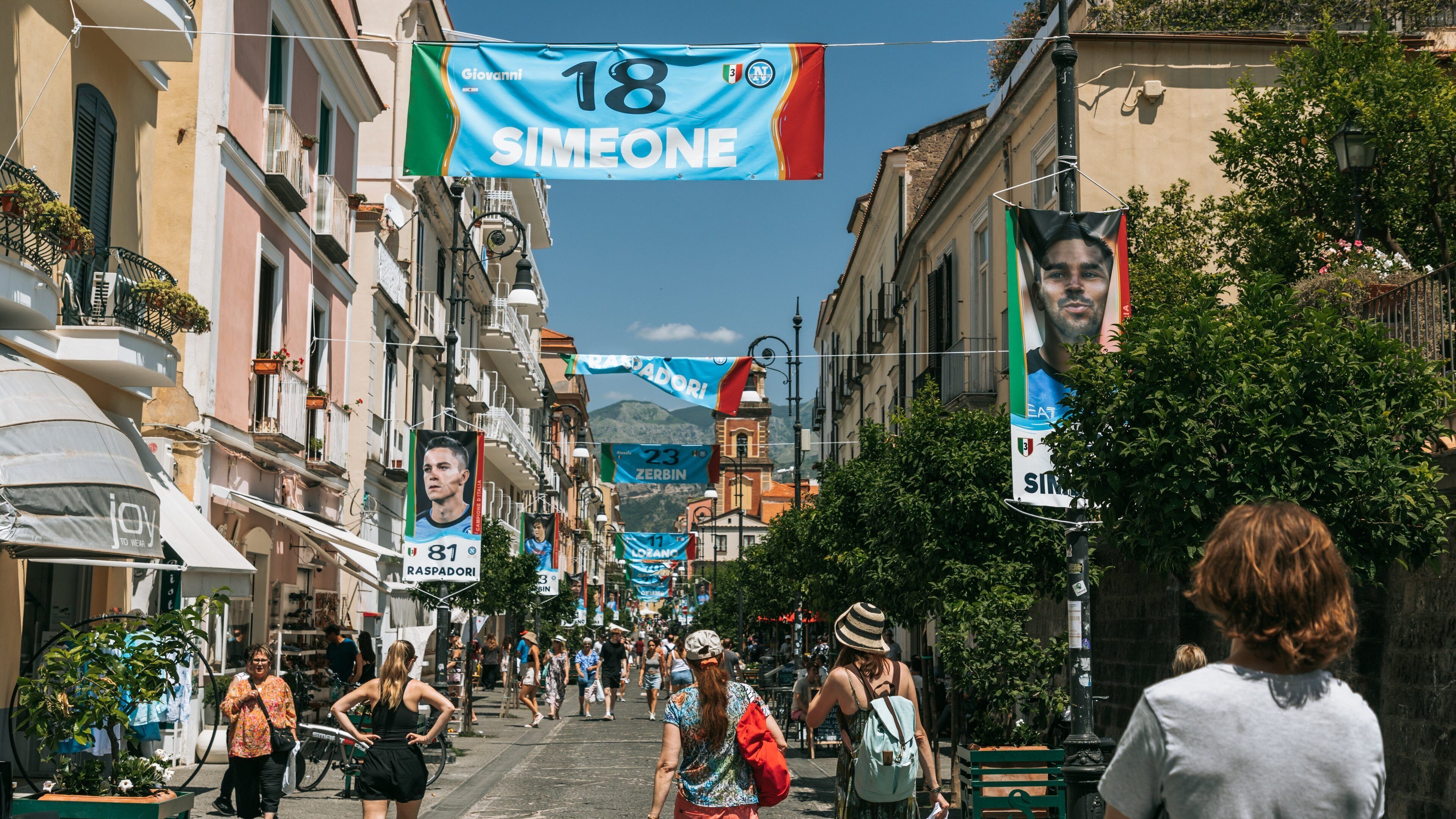 Sorrento Coast showing signage and street scenes