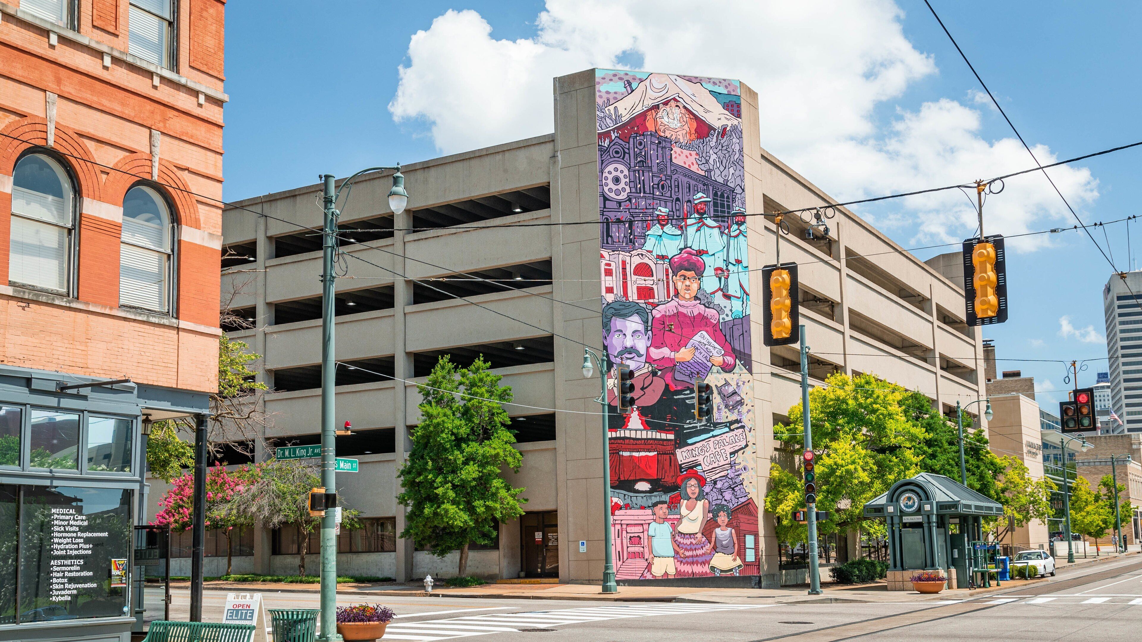 Downtown Memphis showing outdoor art