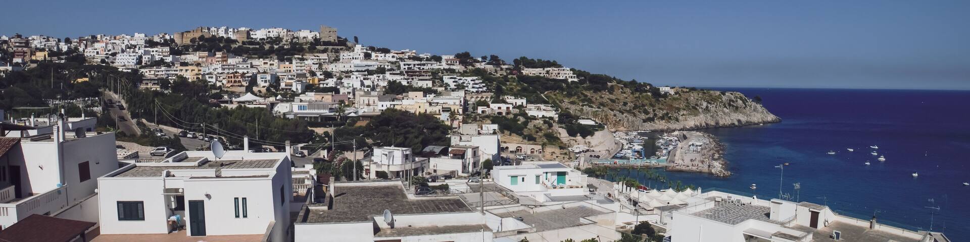 Vista panorámica de la ciudad de Castro en Lecce, Italia. En lo alto de la colina se pueden apreciar la muralla y restos del Castillo Aragonés y junto a la costa el puerto deportivo.