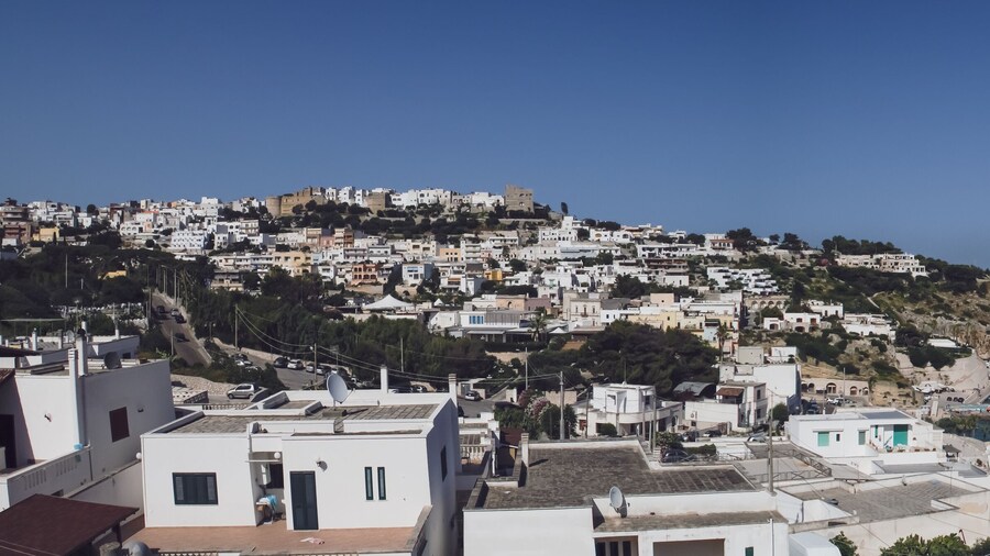 Vista panorámica de la ciudad de Castro en Lecce, Italia. En lo alto de la colina se pueden apreciar la muralla y restos del Castillo Aragonés y junto a la costa el puerto deportivo.
