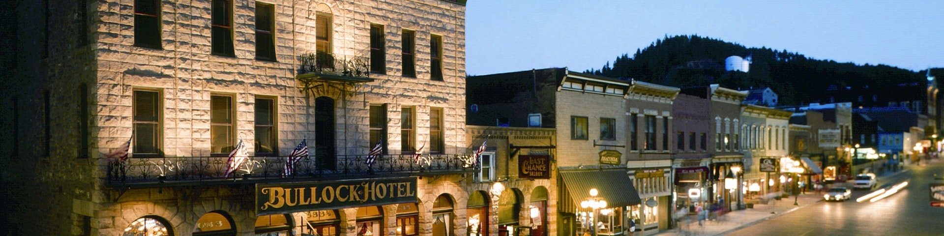 Deadwood montrant scĂšnes de nuit, signalisation et scĂšnes de rue