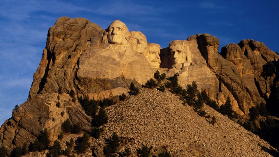 Mount Rushmore with four large granite faces of U.S. presidents.
