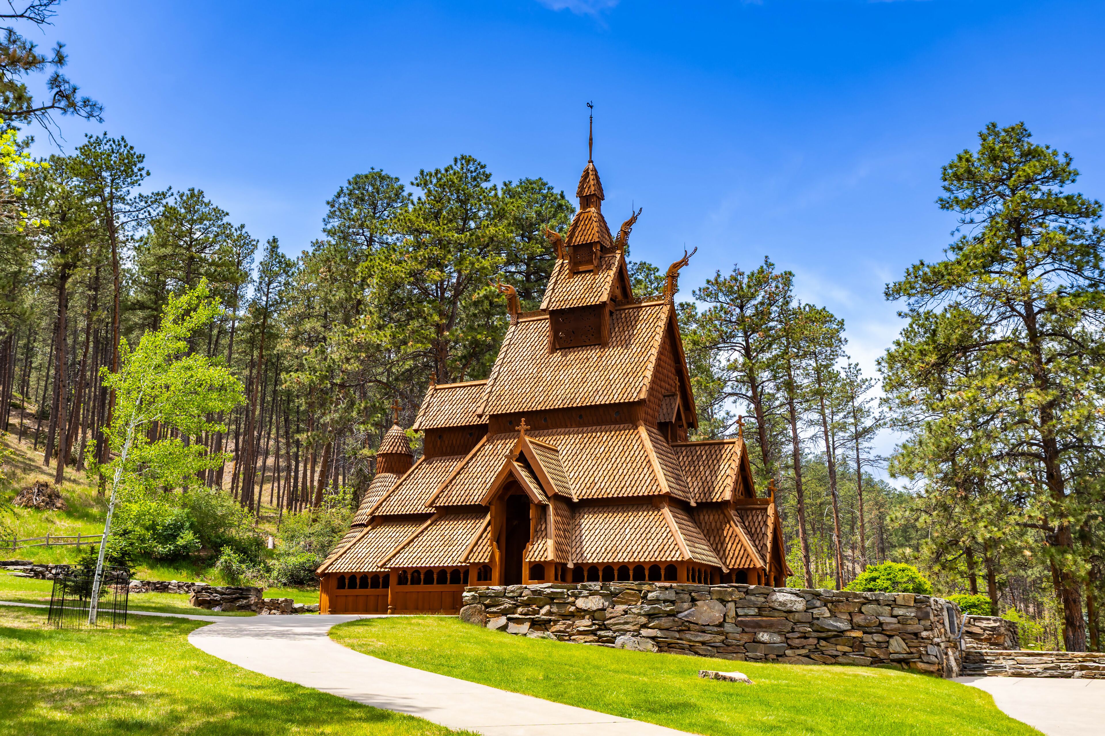 Un edificio de madera al estilo pagoda rodeado por un bosque.