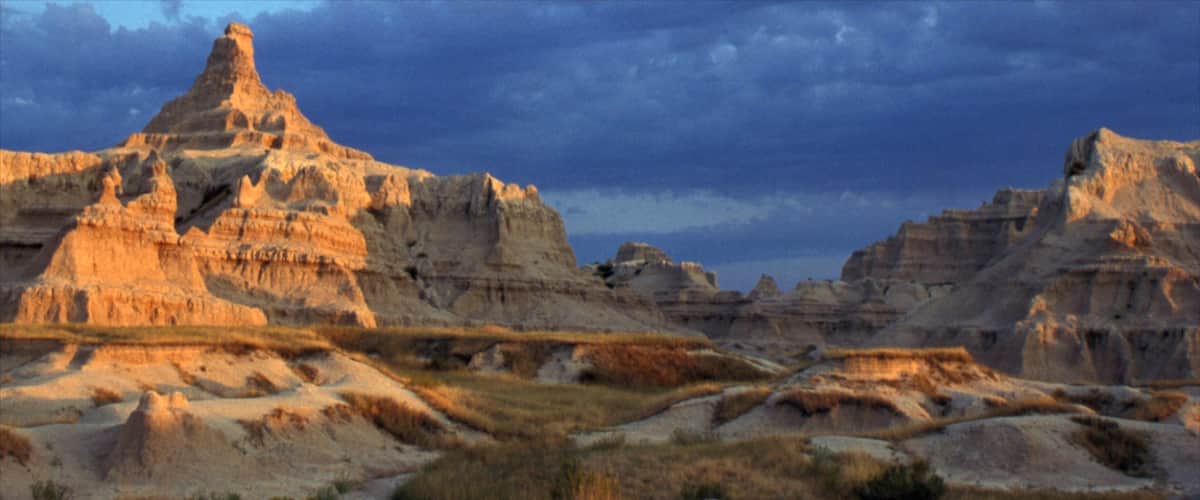Rapid City ofreciendo un barranco o cañón, escenas tranquilas y montañas