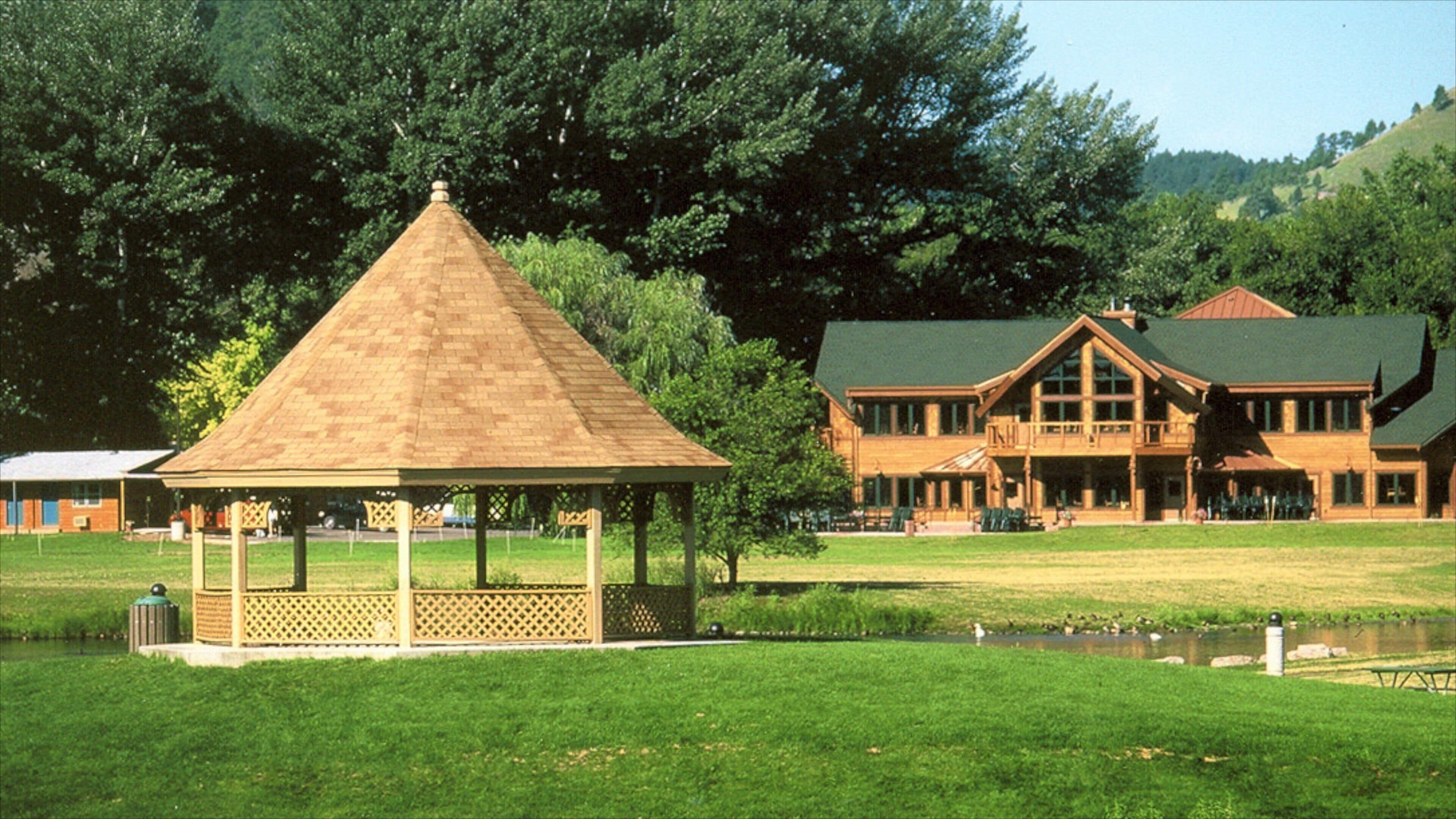 Rapid City mostrando un parque y una pequeña ciudad o pueblo