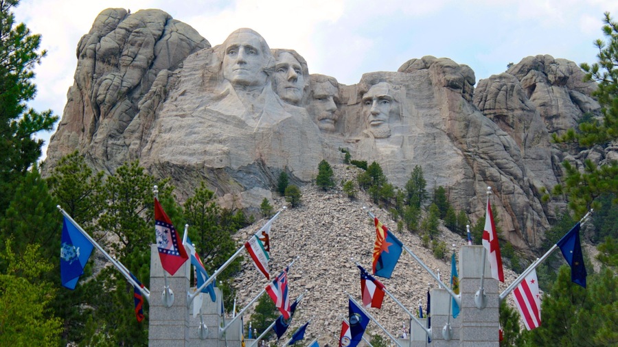 Mount Rushmore showing mountains and a monument