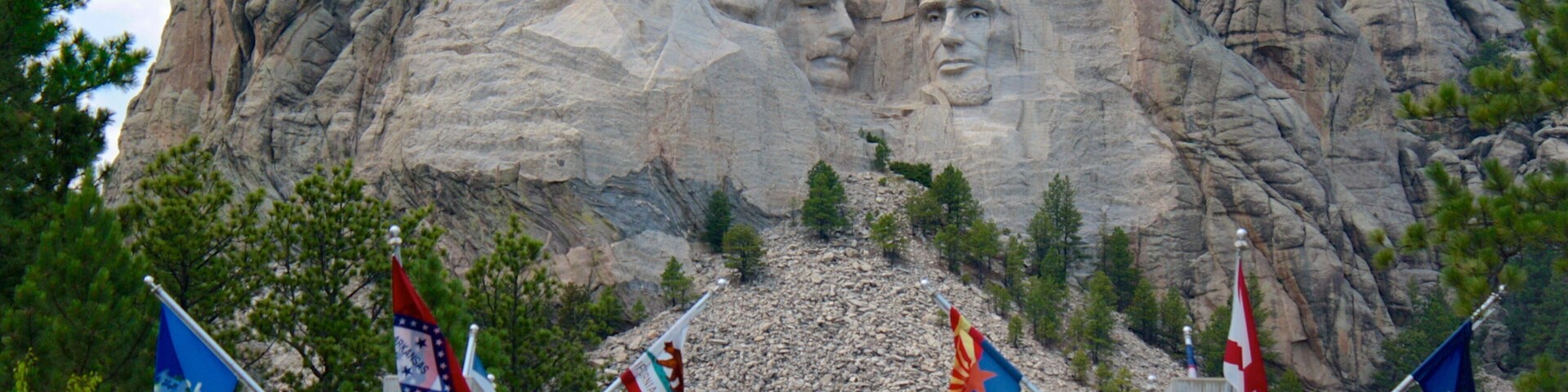 Monte Rushmore mostrando montañas y un monumento
