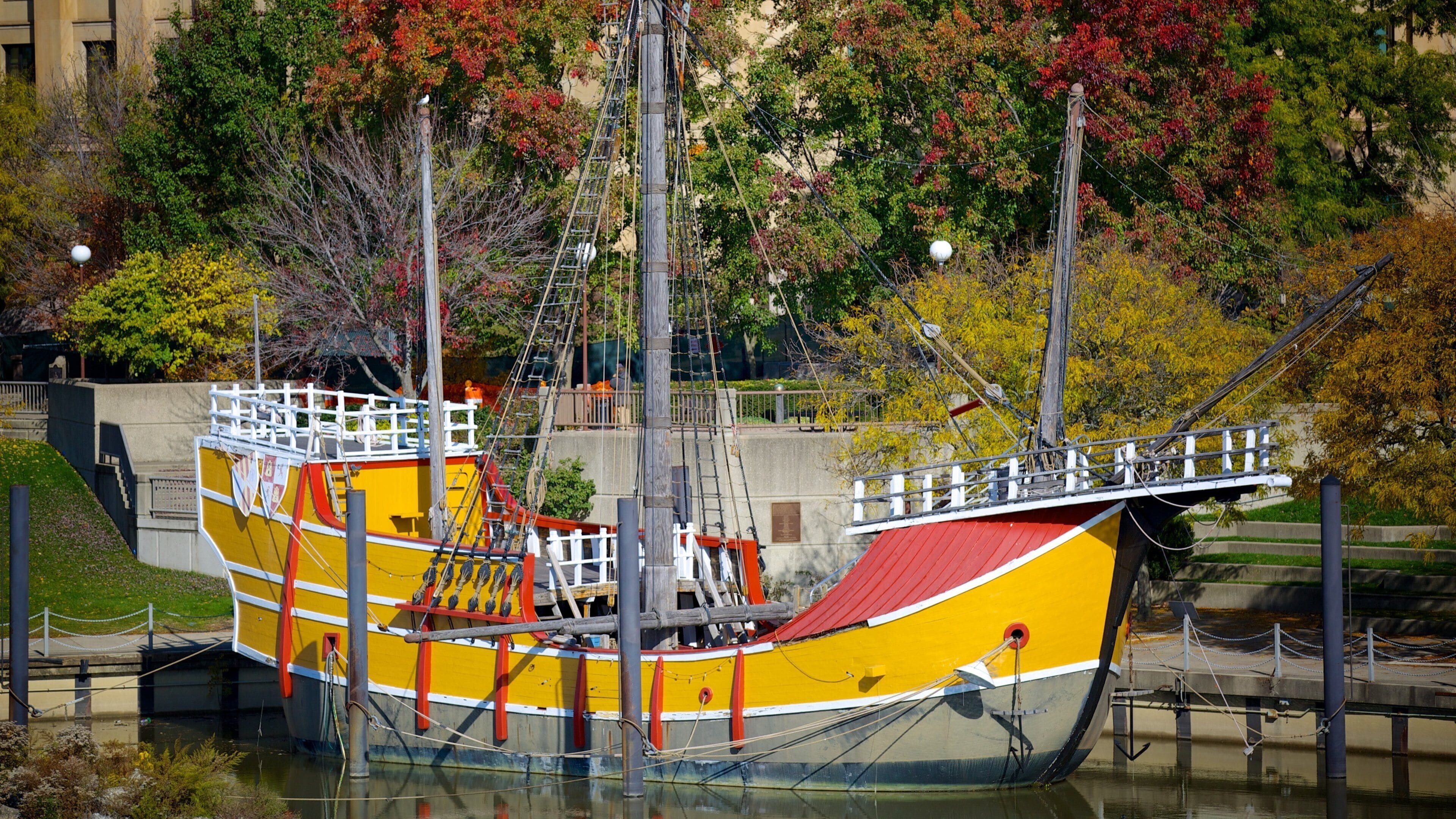 Santa María que incluye elementos del patrimonio y una bahía o puerto
