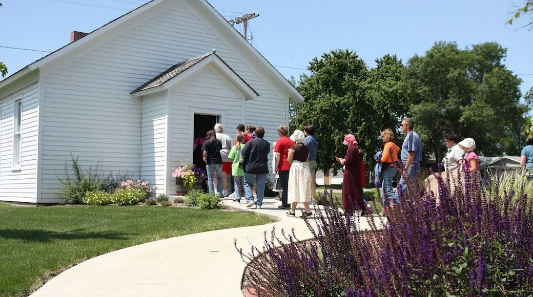 De Smet as well as a small group of people