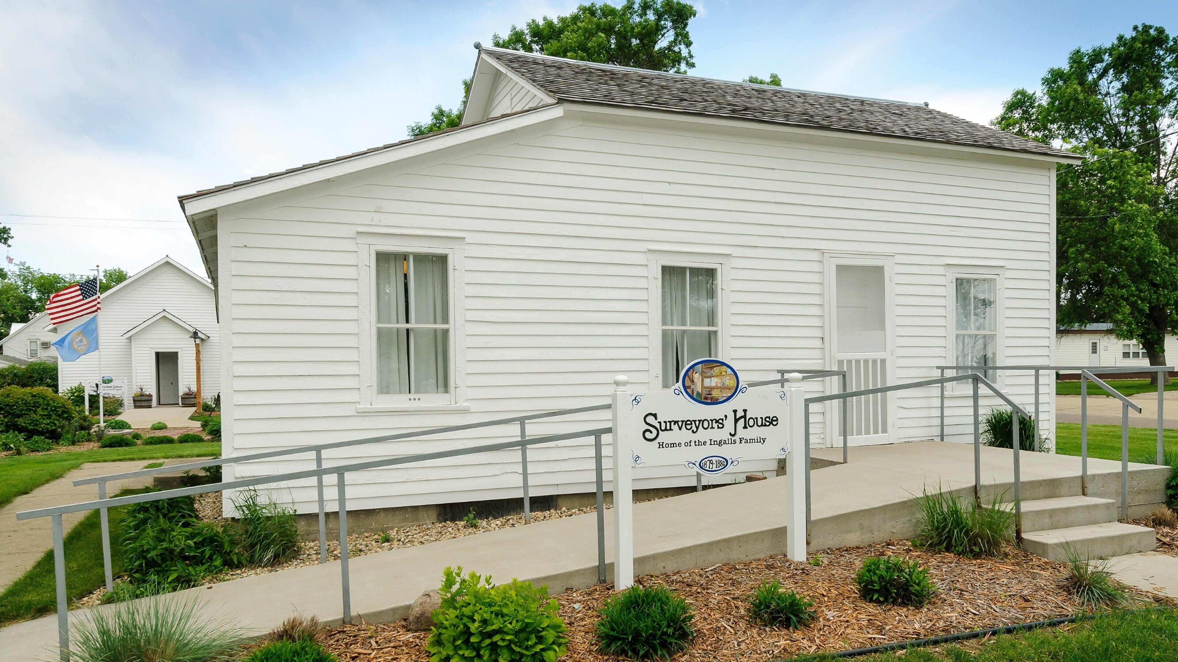 De Smet showing signage and a house