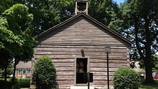 On-site Replica of 1784 Log Meeting House in downtown Danville, KY. Great park for a picnic and stroll downtown.
Amusingly, the replica jail sits 100meters from a historic tavern. Not so amusingly, the replica jail is quarantined off by display glass and the tavern is now a gift shop or something as disappointing. Nonetheless, made for a fantastic afternoon