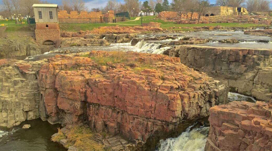 Fun city park to explore and have a picnic!