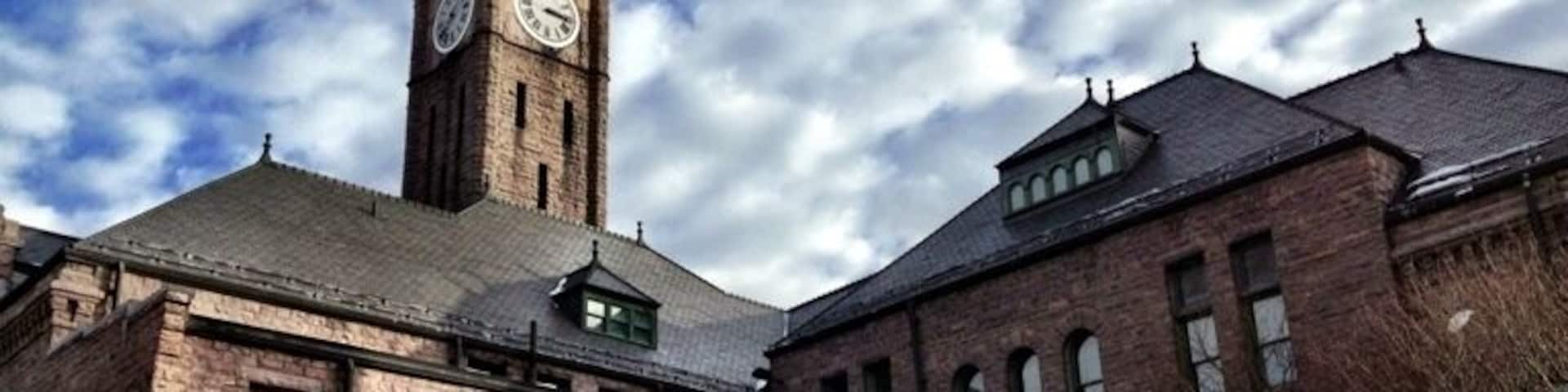 Very cool historic court house and museum full of Sioux Falls and South Dakota memorabilia. Check out the Fawick Flyer car Teddy Roosevelt rode in during his visit in 1910. The tour is free! #travel #history #museum #southdakota