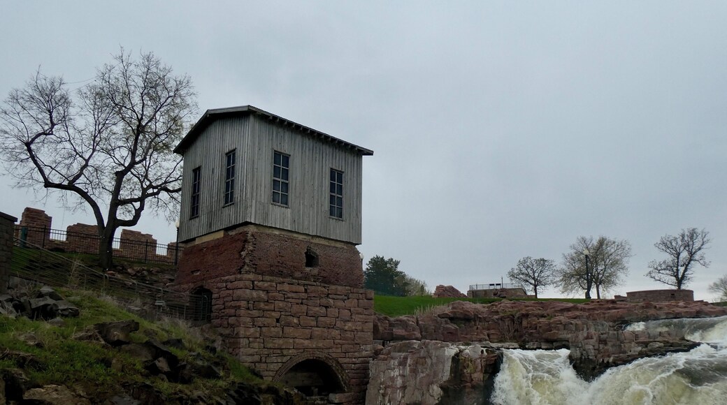 The Sioux Falls Park in downtown Sioux Falls is a beautiful park. The stone around the falls is beautiful (a bit reminiscent of Northern Ireland) and there are paths and trails and bridges all around the water. Itâs a fun place to explore - even on a rainy afternoon.