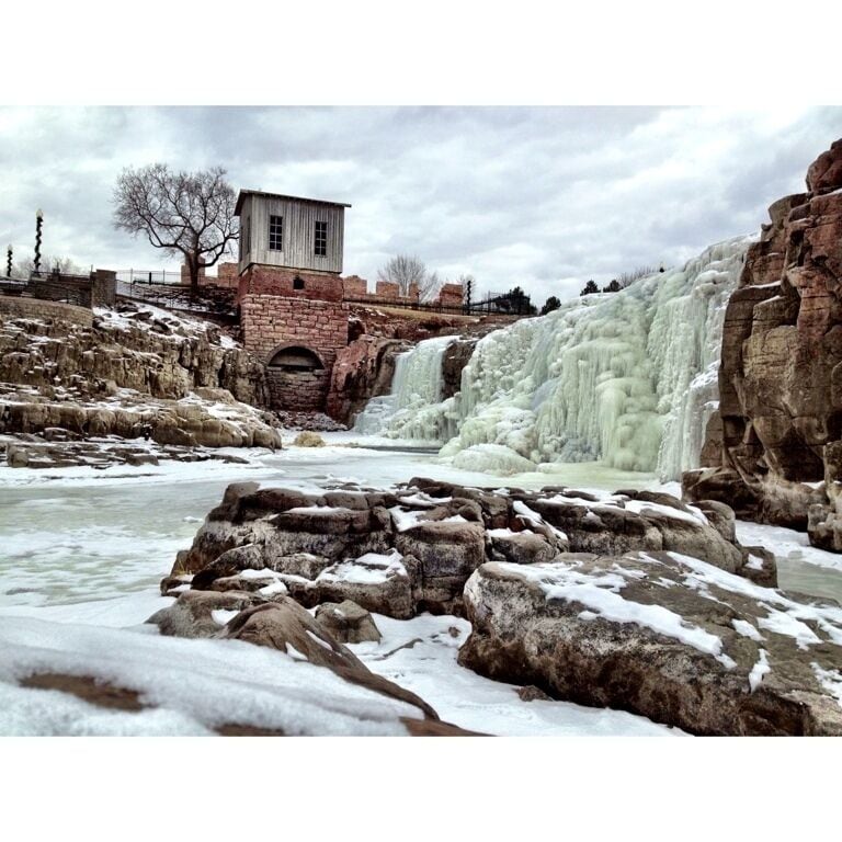 Beautiful park containing the famous Sioux Falls on the Sioux River in winter. What remains of a hundred year old mill can be seen. #waterfalls #siouxfalls #southdakota #travel #river #winter #ice #park #mill
#localgem #snow