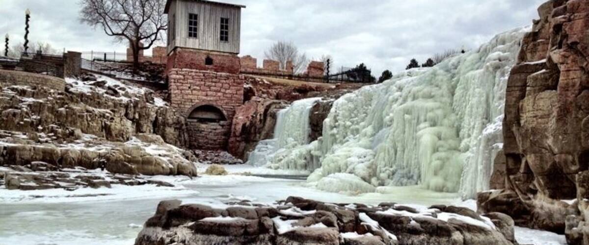 Beautiful park containing the famous Sioux Falls on the Sioux River in winter. What remains of a hundred year old mill can be seen. #waterfalls #siouxfalls #southdakota #travel #river #winter #ice #park #mill
#localgem #snow