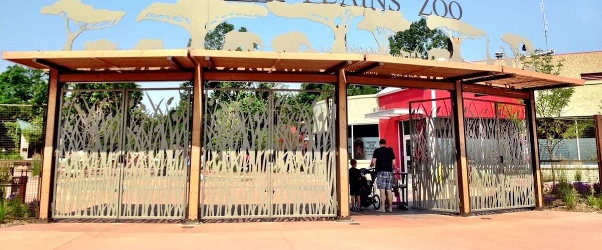 Fun zoo located in Sioux Falls, South Dakota. Highlights include: black rhinos, tigers, Giant tortoises, giraffes, cheetahs, alligators, bears, and camel rides.