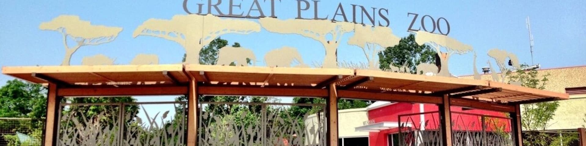 Fun zoo located in Sioux Falls, South Dakota. Highlights include: black rhinos, tigers, Giant tortoises, giraffes, cheetahs, alligators, bears, and camel rides.