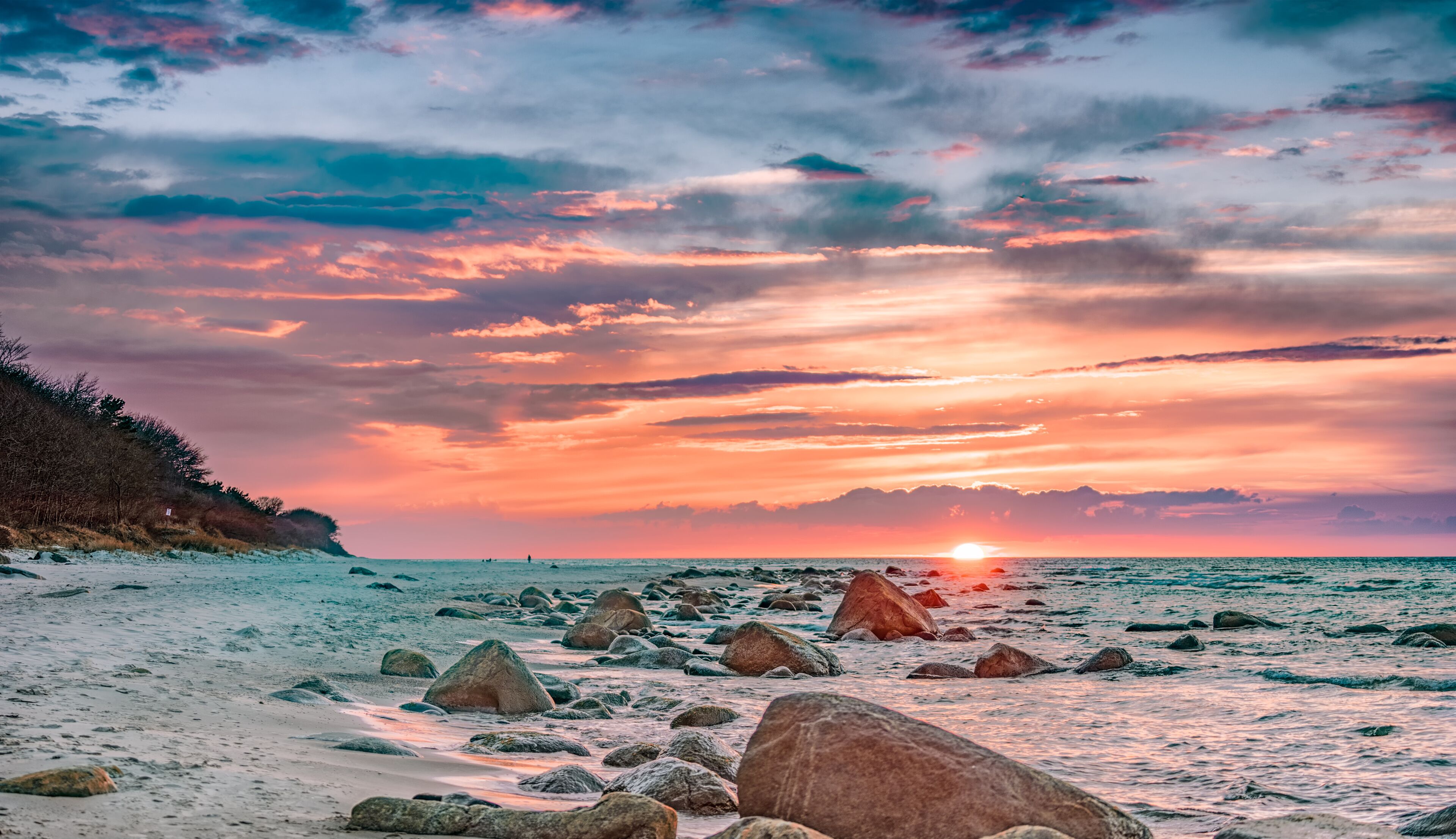 Sonnenuntergang im Meer der Ostsee bei Dranske auf Rügen
