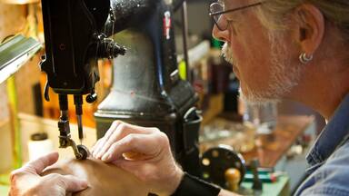 Paducah ofreciendo vistas de interior y también un hombre