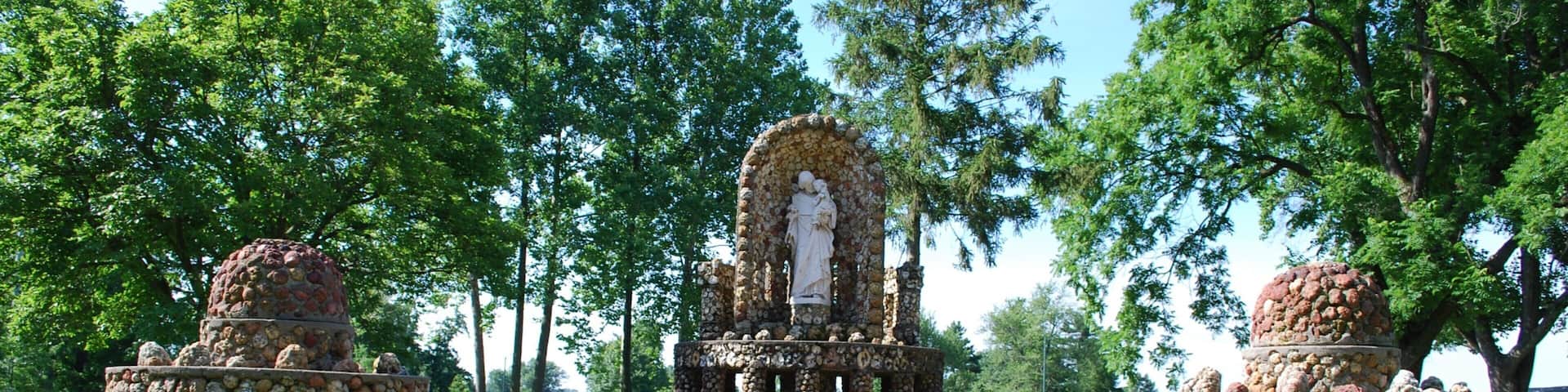 Jasper und Umgebung das einen Garten und Statue oder Skulptur